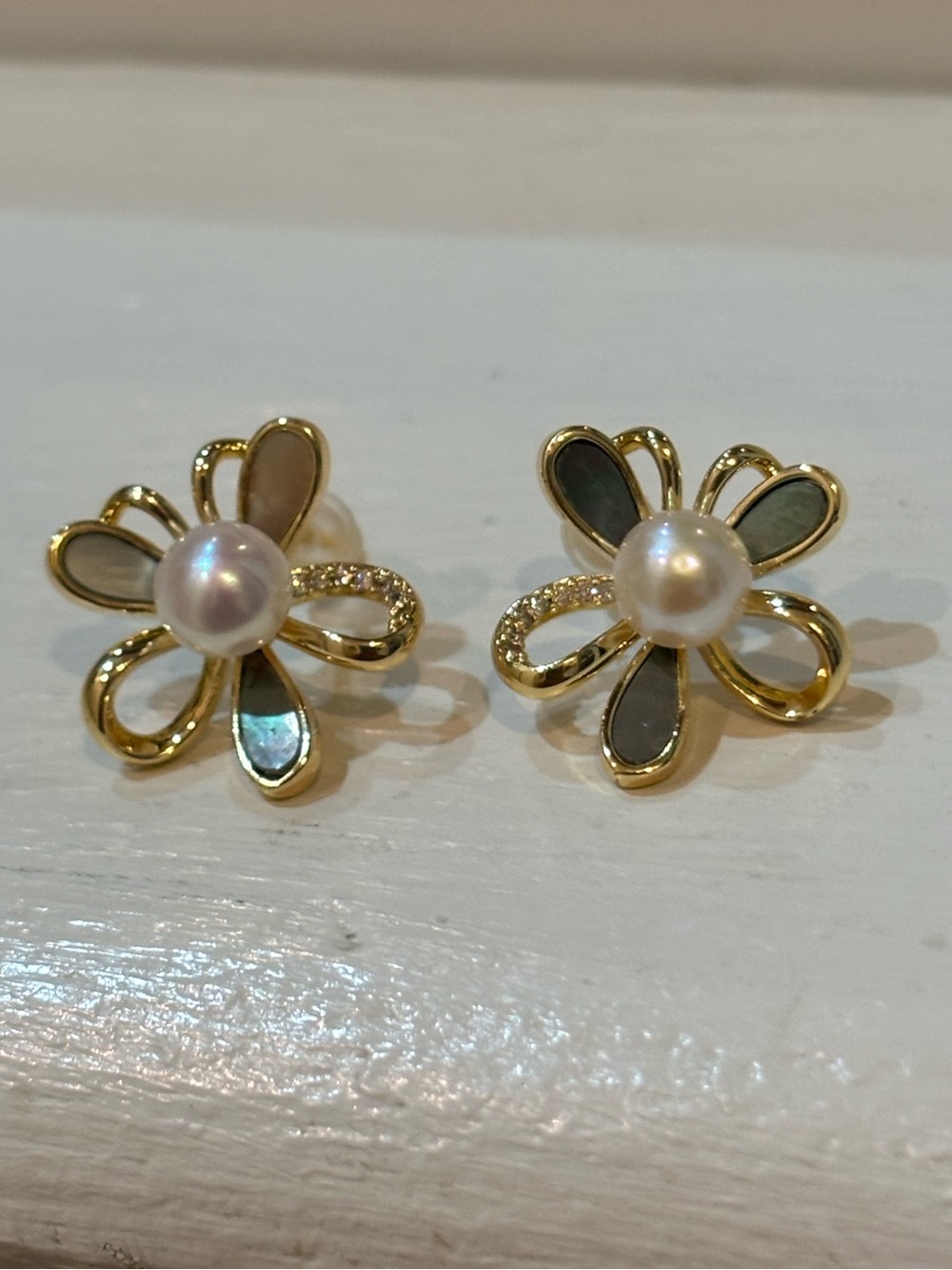 Gold alloy Floral Pearl Stud Earrings - Elegant Women Jewelry